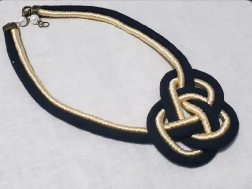 Colar de Corda Preta e Fio de Seda Dourado