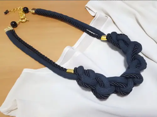 Colar de Corda Preta e Cordão São Francisco