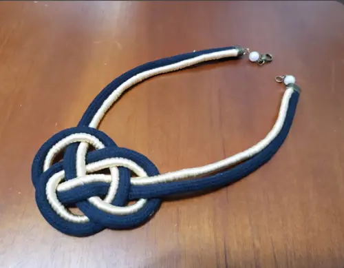 Colar de Corda Preta e Fio de Seda Dourado
