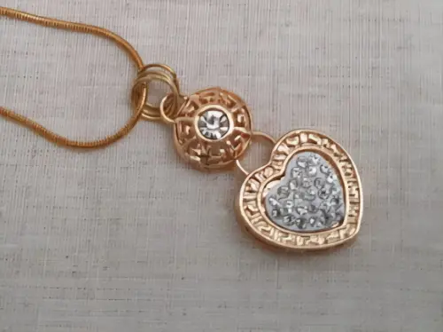 Colar de Corrente com Pingente Coração com Mini Cristais