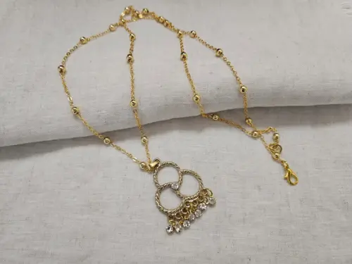 Colar de Corrente com Pingente e Mini Cristais