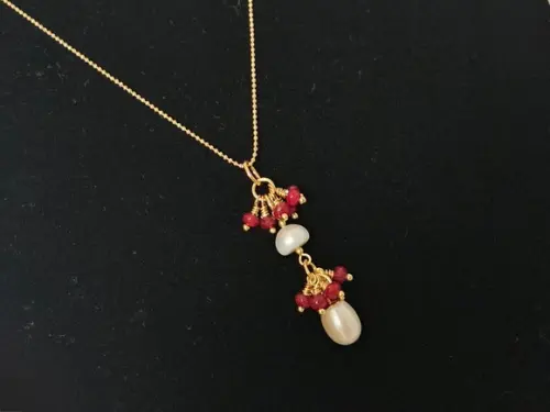 Colar de Corrente com Pingente de Pedras Jade Rubi e Pérolas