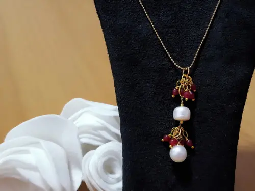 Colar de Corrente com Pingente de Pedras Jade Rubi e Pérolas