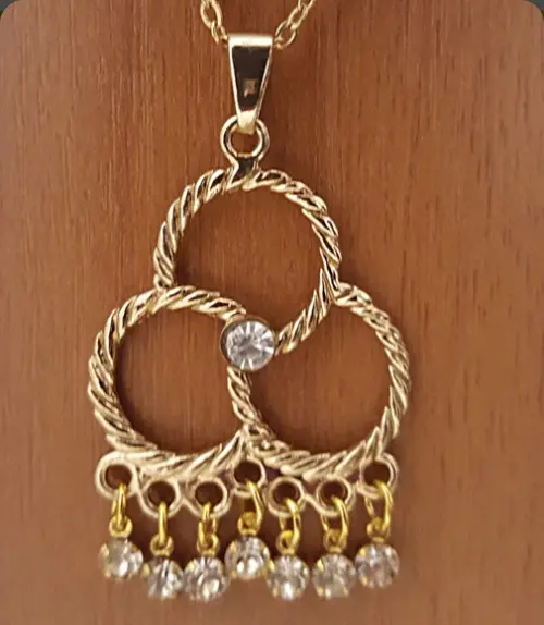 Colar de Corrente com Pingente e Mini Cristais