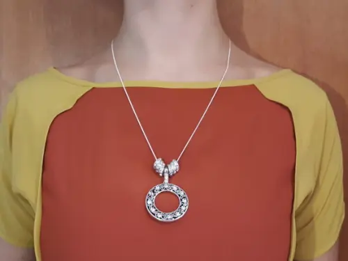 Colar de Corrente de Prata com Mandala e Cristais