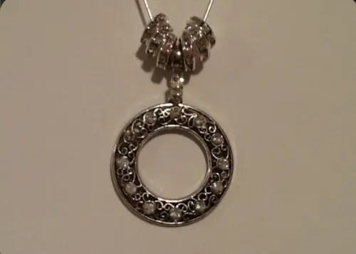 Colar de Corrente de Prata com Mandala e Cristais