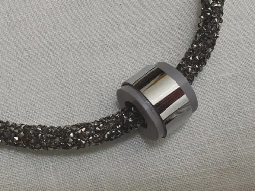 Colar de Cristais Acrílico Prata com Entremeio em Aço Inox