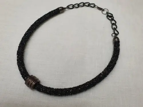 Colar de Cristais Acrílico Preto com Entremeio Grafite