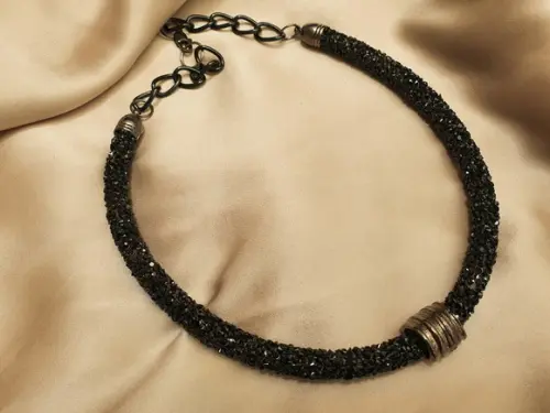 Colar de Cristais Acrílico Preto com Entremeio Grafite