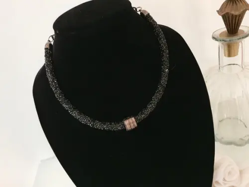 Colar de Cristais Acrílico Preto com Entremeio Grafite