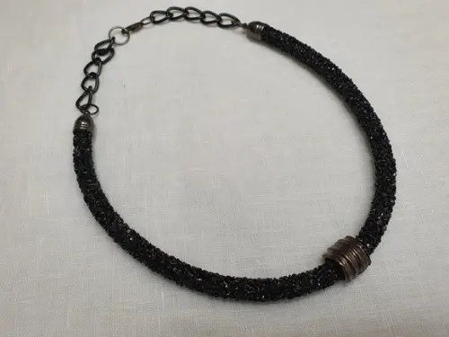 Colar de Cristais Acrílico Preto com Entremeio Grafite