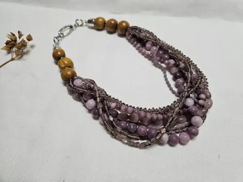 Colar de Cristais Lilás e Bolas de Madeira