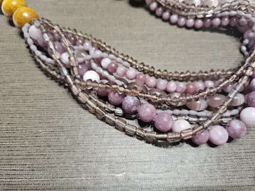 Colar de Cristais Lilás e Bolas de Madeira