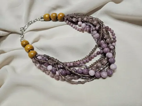 Colar de Cristais Lilás e Bolas de Madeira
