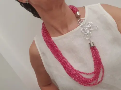 Colar de Cristais Rosa Chiclete e Entremeio Banhado