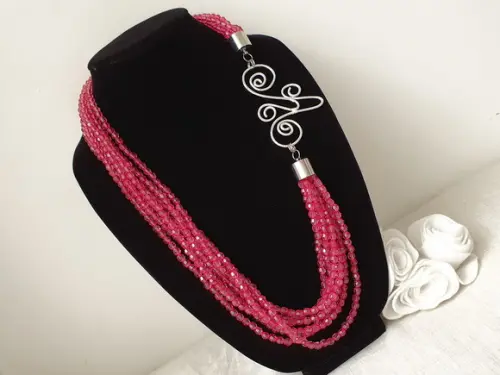 Colar de Cristais Rosa Chiclete e Entremeio Banhado