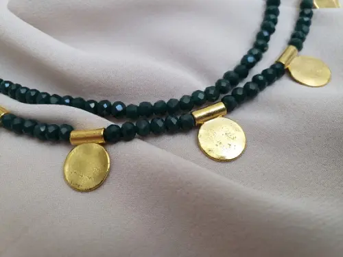 Colar de Cristais Verde e Moedas Douradas