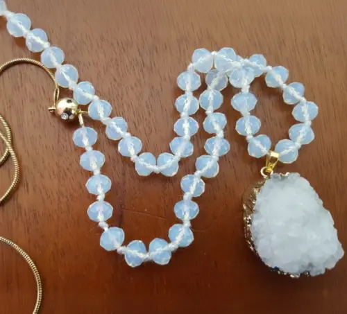Colar de Cristal e Corrente com Pingente de Pedra Druza