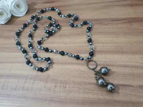 Colar de Cristal Preto e Cinza e Pérola Shell
