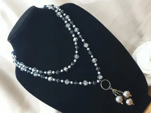 Colar de Cristal Preto e Cinza e Pérola Shell
