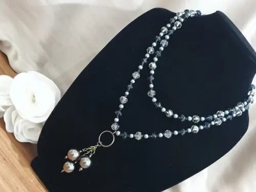 Colar de Cristal Preto e Cinza e Pérola Shell