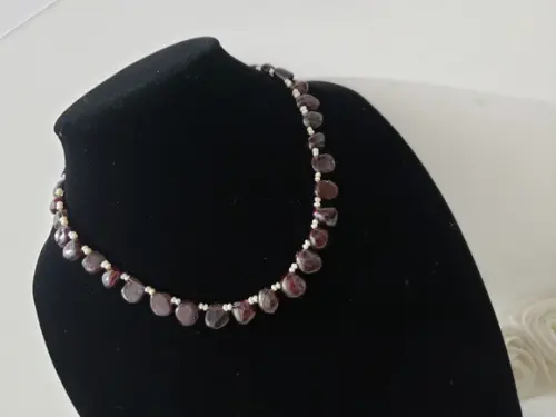 Colar de Granada com Mini Pérolas