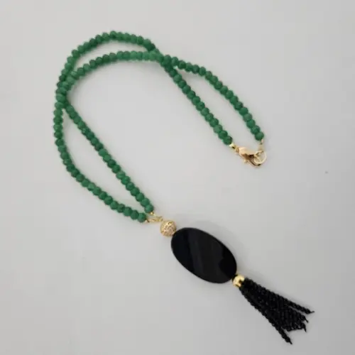 Colar de Jade Verde com Pingente de Ágata e Tassel