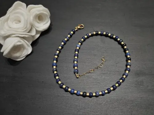 Colar de Lápis Lazuli e Entremeios Dourados Adiamantados