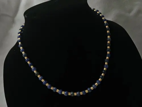 Colar de Lápis Lazuli e Entremeios Dourados Adiamantados