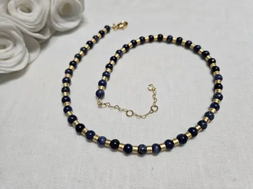 Colar de Lápis Lazuli e Entremeios Dourados Adiamantados