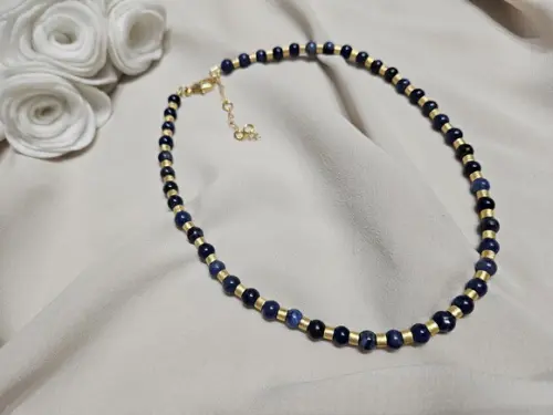 Colar de Lápis Lazuli e Entremeios Dourados Adiamantados