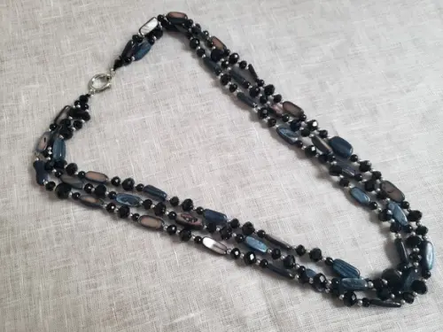 Colar de Madrepérola Cinza e Cristal Preto