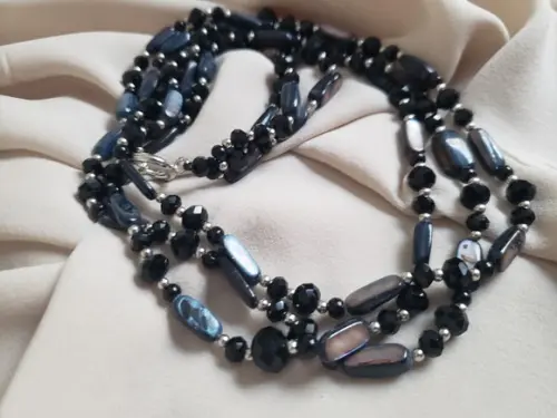 Colar de Madrepérola Cinza e Cristal Preto