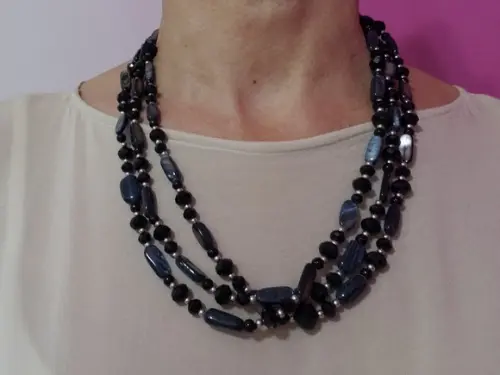 Colar de Madrepérola Cinza e Cristal Preto