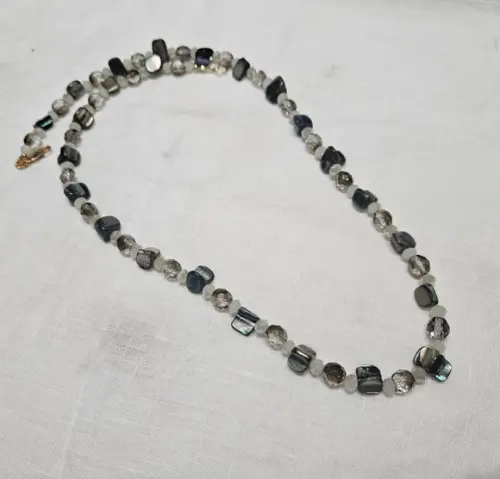 Colar de Madrepérolas e Cristais