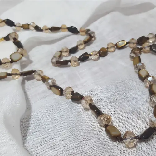 Colar de Madrepérolas e Cristais na Cor Mel