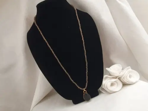 Colar de Mini Cristais e Pingente de Quartzo Fumê