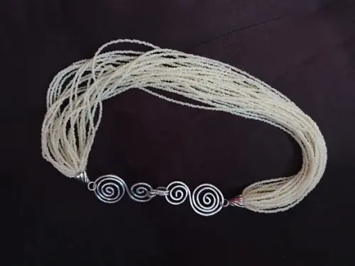 Colar de Miçangas Perolizadas e Entremeio Banhado a Prata