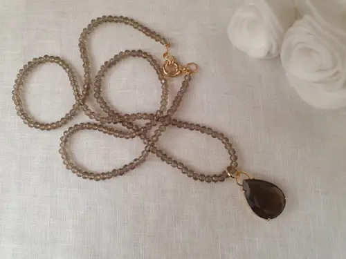 Colar de Mini Cristais e Pingente de Quartzo Fumê