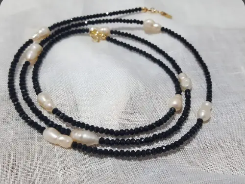 Colar de Mini Cristais na Cor Preta e Pérolas de Rio