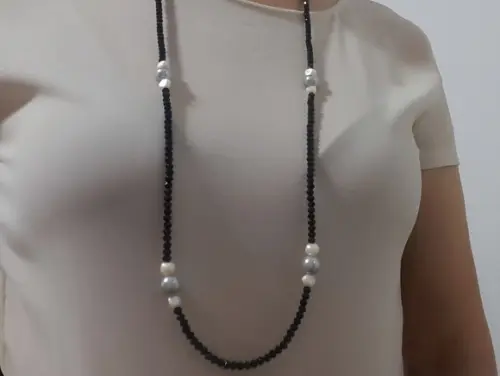 Colar de Mini Cristais na Cor Preta e Pérolas Prata