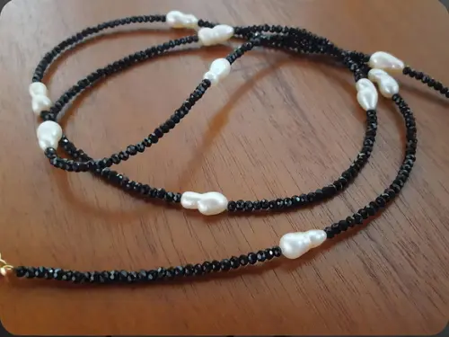 Colar de Mini Cristais na Cor Preta e Pérolas de Rio
