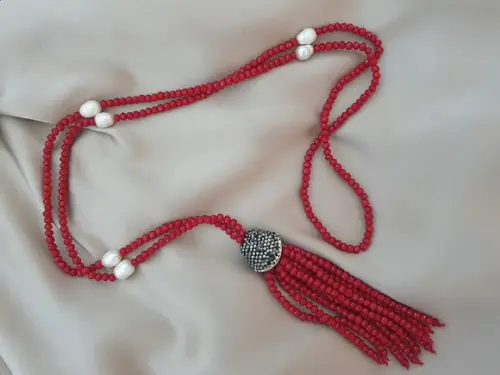 Colar de Mini Cristais na Cor Vermelha com Pérolas e Tassel