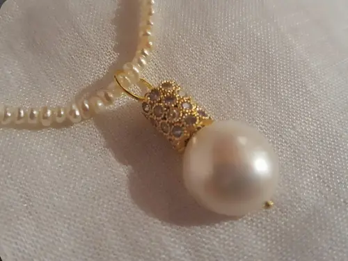 Colar de Mini Pérolas e Pingente Pavê