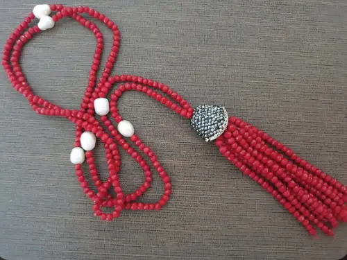 Colar de Mini Cristais na Cor Vermelha com Pérolas e Tassel