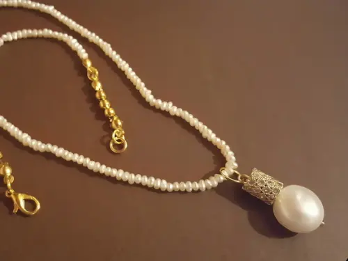 Colar de Mini Pérolas e Pingente Pavê