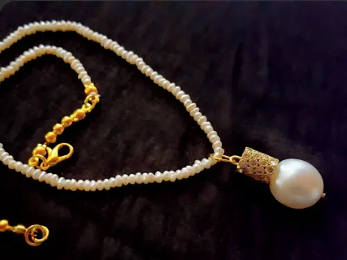 Colar de Mini Pérolas e Pingente Pavê