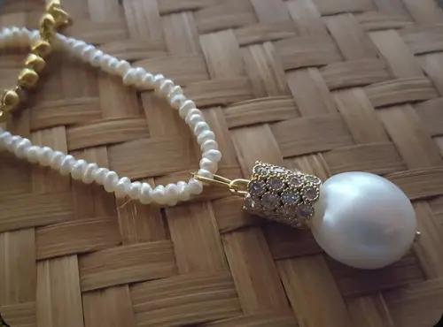Colar de Mini Pérolas e Pingente Pavê