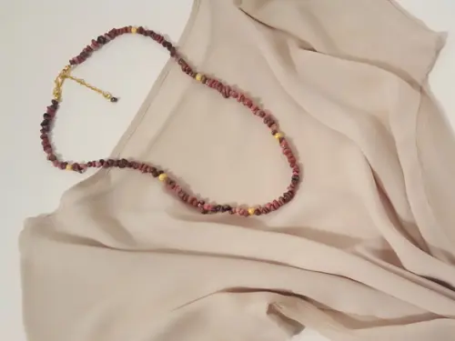 Colar de Pedra Natural Morganite com Entremeio Dourado