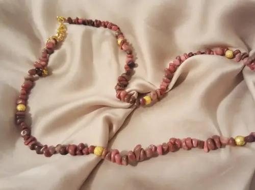 Colar de Pedra Natural Morganite com Entremeio Dourado